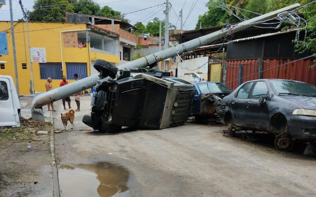 Carro bate e derruba poste em Madre de Deus Madre sem Média