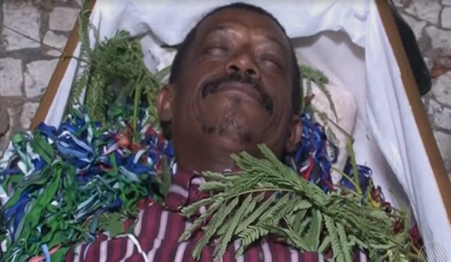 Homem entra em caixão para enterrar ano velho na Bahia
